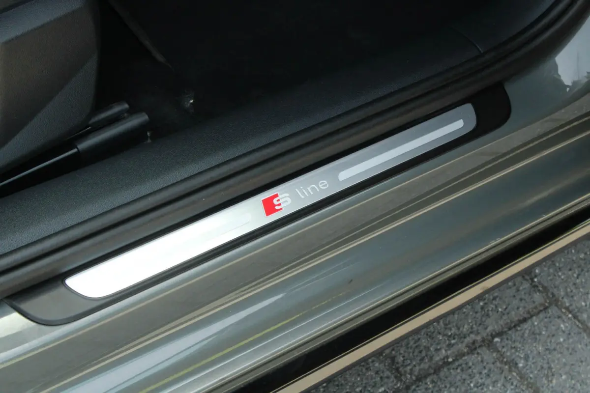 30 TFSI 116pk S-tronic S edition | Achteruitrijcamera | Ambient Verlichting PLUS | Sportstoelen | LED Koplampen | Zwart Optiek Pakket PLUS | Privacy Glas