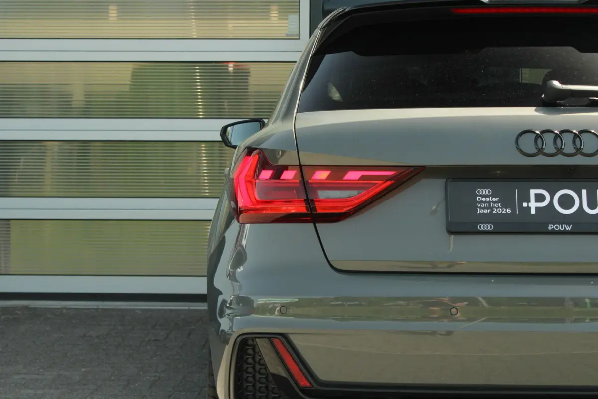30 TFSI 116pk S-tronic S edition | Achteruitrijcamera | Ambient Verlichting PLUS | Sportstoelen | LED Koplampen | Zwart Optiek Pakket PLUS | Privacy Glas