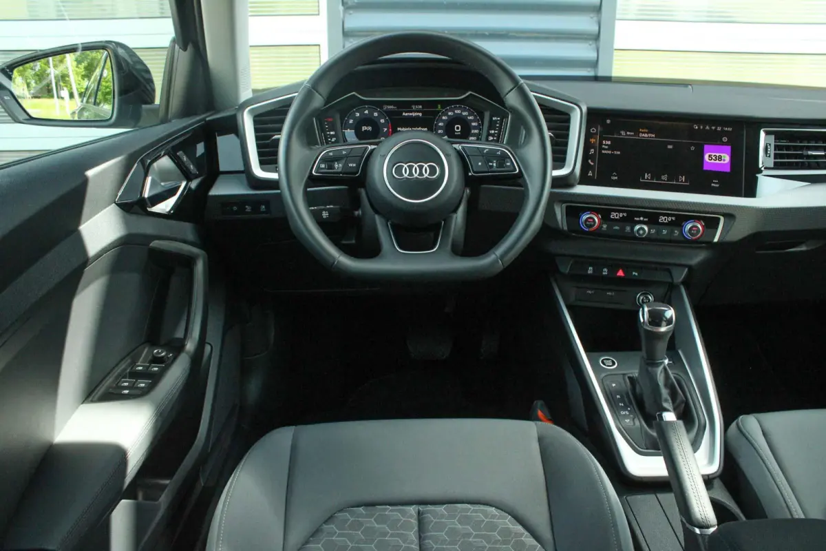 30 TFSI 116pk S-tronic S edition | Achteruitrijcamera | Ambient Verlichting PLUS | Sportstoelen | LED Koplampen | Zwart Optiek Pakket PLUS | Privacy Glas