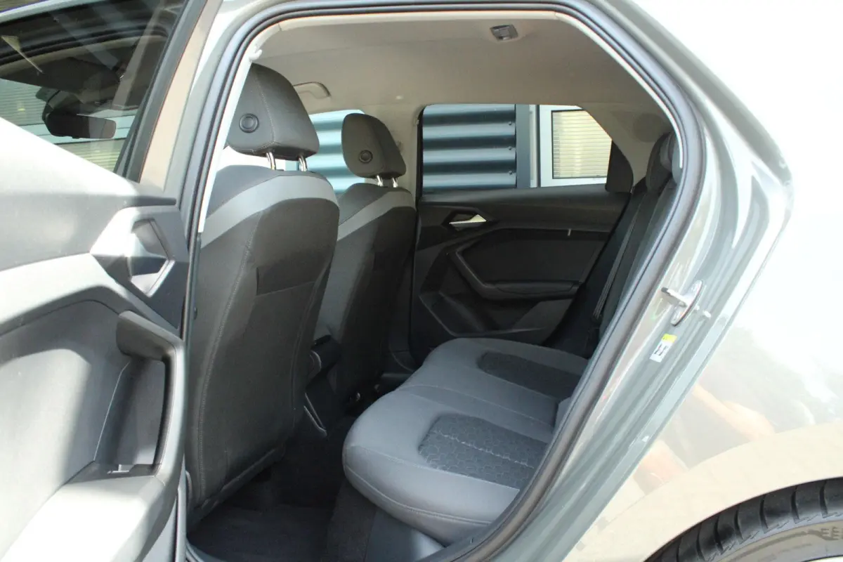 30 TFSI 116pk S-tronic S edition | Achteruitrijcamera | Ambient Verlichting PLUS | Sportstoelen | LED Koplampen | Zwart Optiek Pakket PLUS | Privacy Glas