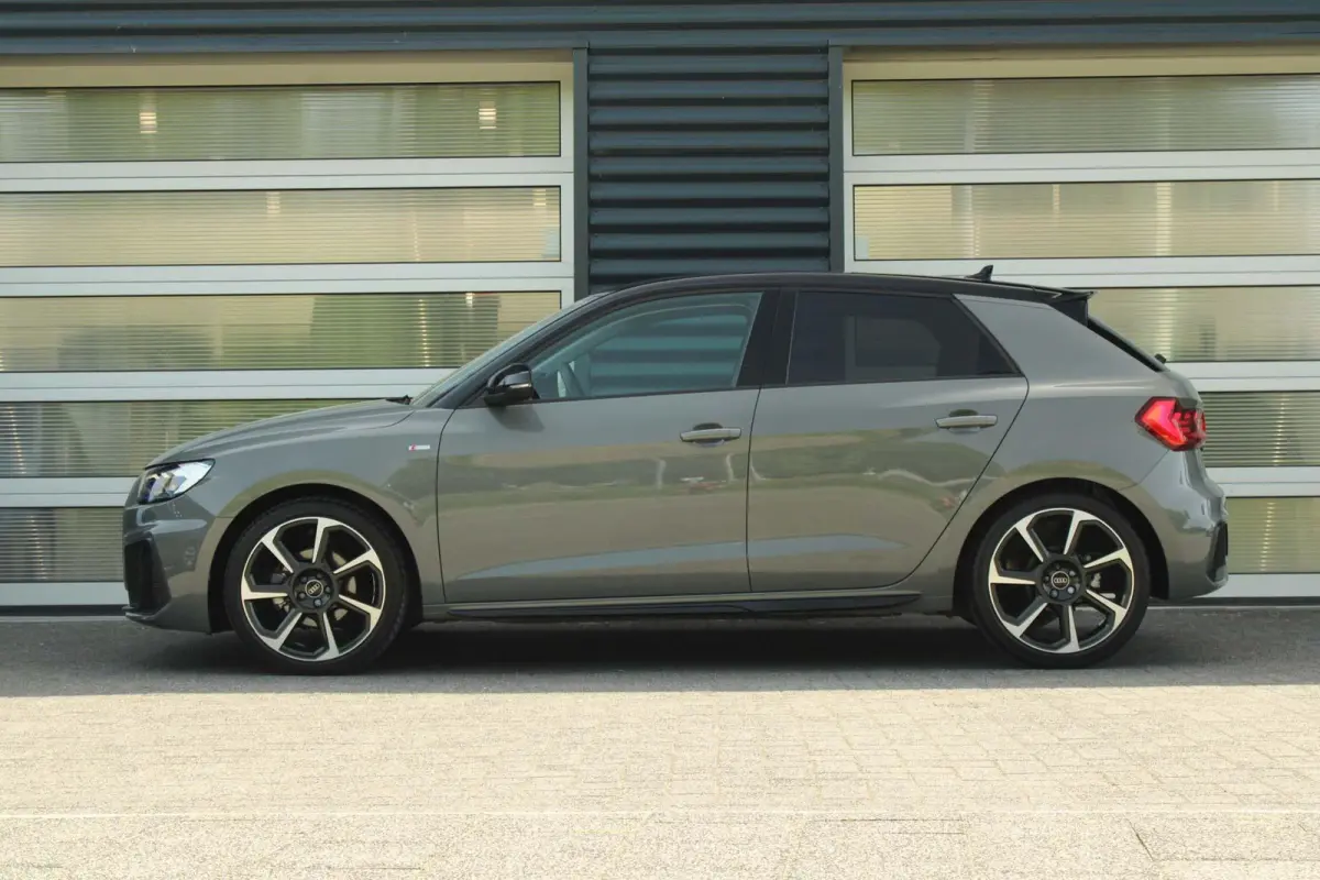 30 TFSI 116pk S-tronic S edition | Achteruitrijcamera | Ambient Verlichting PLUS | Sportstoelen | LED Koplampen | Zwart Optiek Pakket PLUS | Privacy Glas