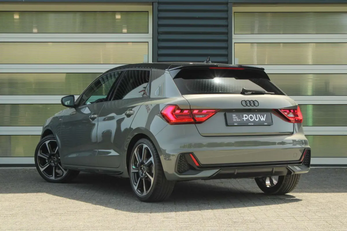 30 TFSI 116pk S-tronic S edition | Achteruitrijcamera | Ambient Verlichting PLUS | Sportstoelen | LED Koplampen | Zwart Optiek Pakket PLUS | Privacy Glas