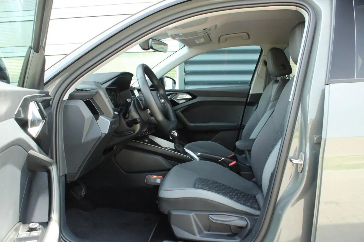 30 TFSI 116pk S-tronic S edition | Achteruitrijcamera | Ambient Verlichting PLUS | Sportstoelen | LED Koplampen | Zwart Optiek Pakket PLUS | Privacy Glas