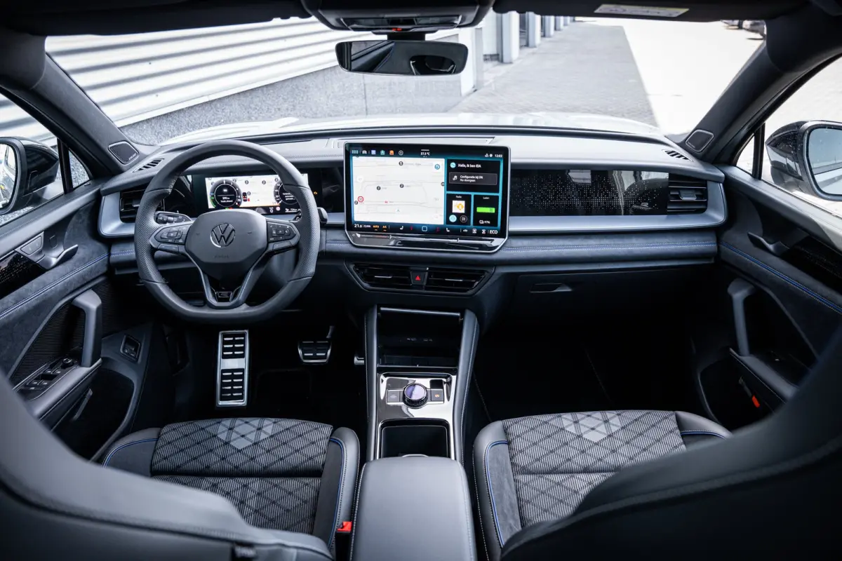 1.5 eHybrid 272 PK R-Line Edition | Achterbank verwarmd | Achteruitrijcamera (Rear View) | Adaptieve onderstelregeling (Dynamic Chassis Control Pro)