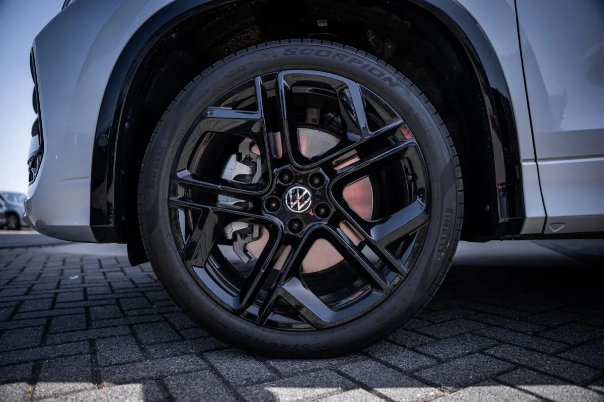 1.5 eHybrid 272 PK R-Line Edition | Achterbank verwarmd | Achteruitrijcamera (Rear View) | Adaptieve onderstelregeling (Dynamic Chassis Control Pro)