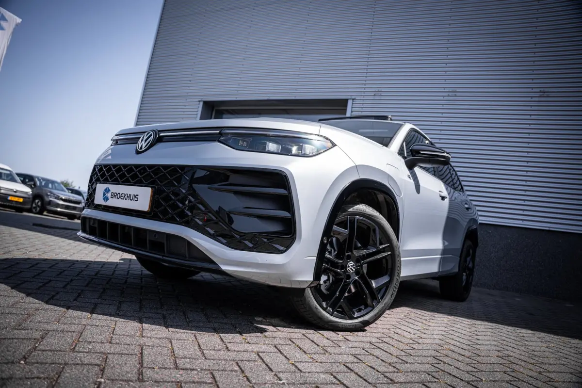 1.5 eHybrid 272 PK R-Line Edition | Achterbank verwarmd | Achteruitrijcamera (Rear View) | Adaptieve onderstelregeling (Dynamic Chassis Control Pro)