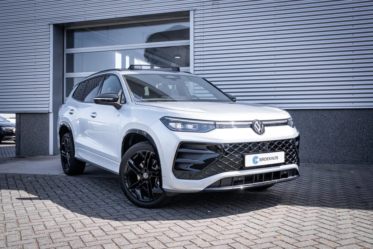1.5 eHybrid 272 PK R-Line Edition | Achterbank verwarmd | Achteruitrijcamera (Rear View) | Adaptieve onderstelregeling (Dynamic Chassis Control Pro)