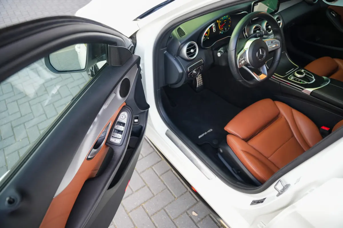 180 Advantage Pack AMG-Sportpakket /Facelift-Model/ Pano-Dak/ Sport-Stoelen/ Stoel.Verw/ Night-Pakket/ Camera/ Trekhaak/ 18'' LMV
