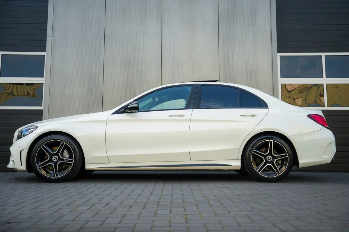 180 Advantage Pack AMG-Sportpakket /Facelift-Model/ Pano-Dak/ Sport-Stoelen/ Stoel.Verw/ Night-Pakket/ Camera/ Trekhaak/ 18'' LMV