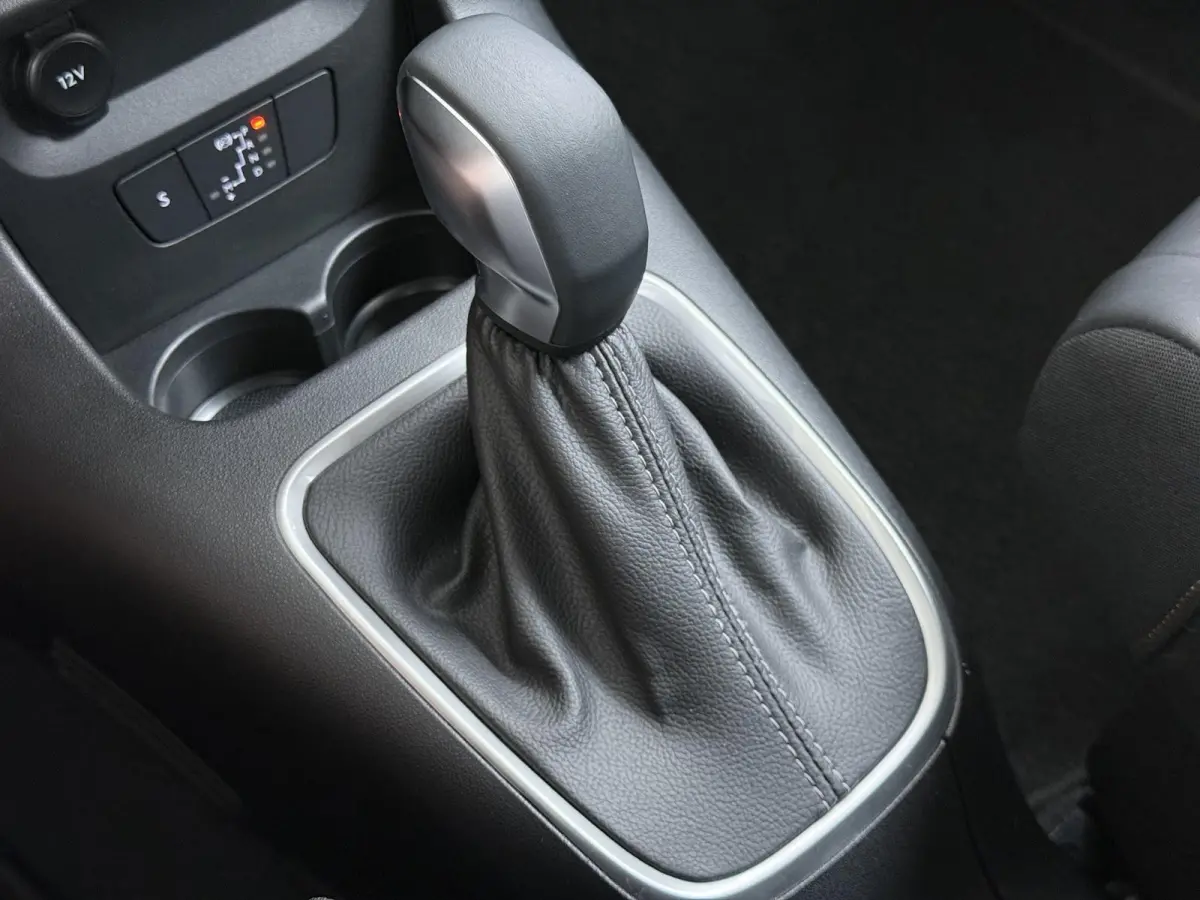 Shine 110pk Automaat | Navigatie | Achteruitrijcamera | Climate Control | Cruise Control | Parkeersensoren | Led koplampen | Comfortstoelen | DAB+ radio | Apple Carplay / Android Auto | Blue