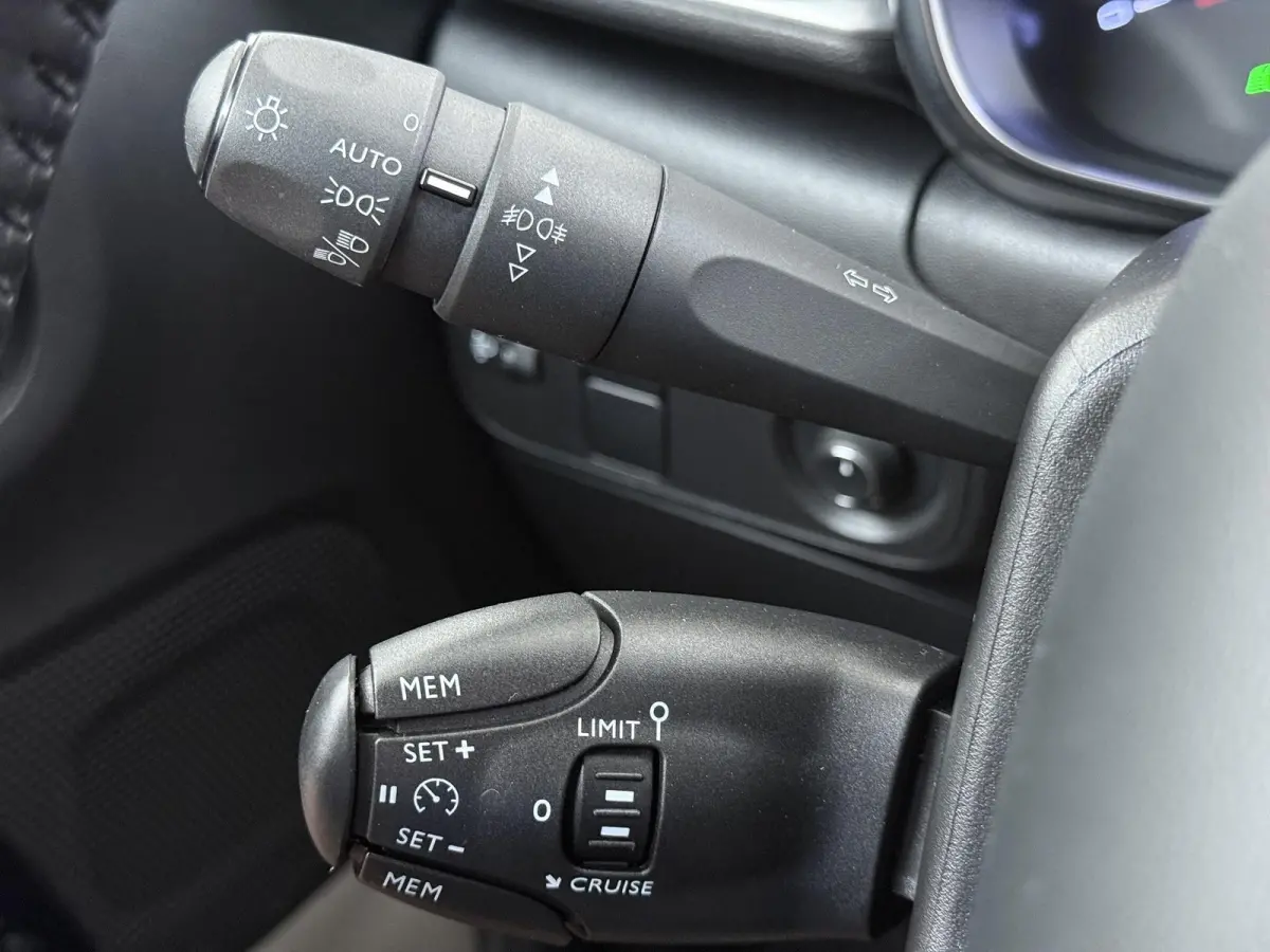 Shine 110pk Automaat | Navigatie | Achteruitrijcamera | Climate Control | Cruise Control | Parkeersensoren | Led koplampen | Comfortstoelen | DAB+ radio | Apple Carplay / Android Auto | Blue