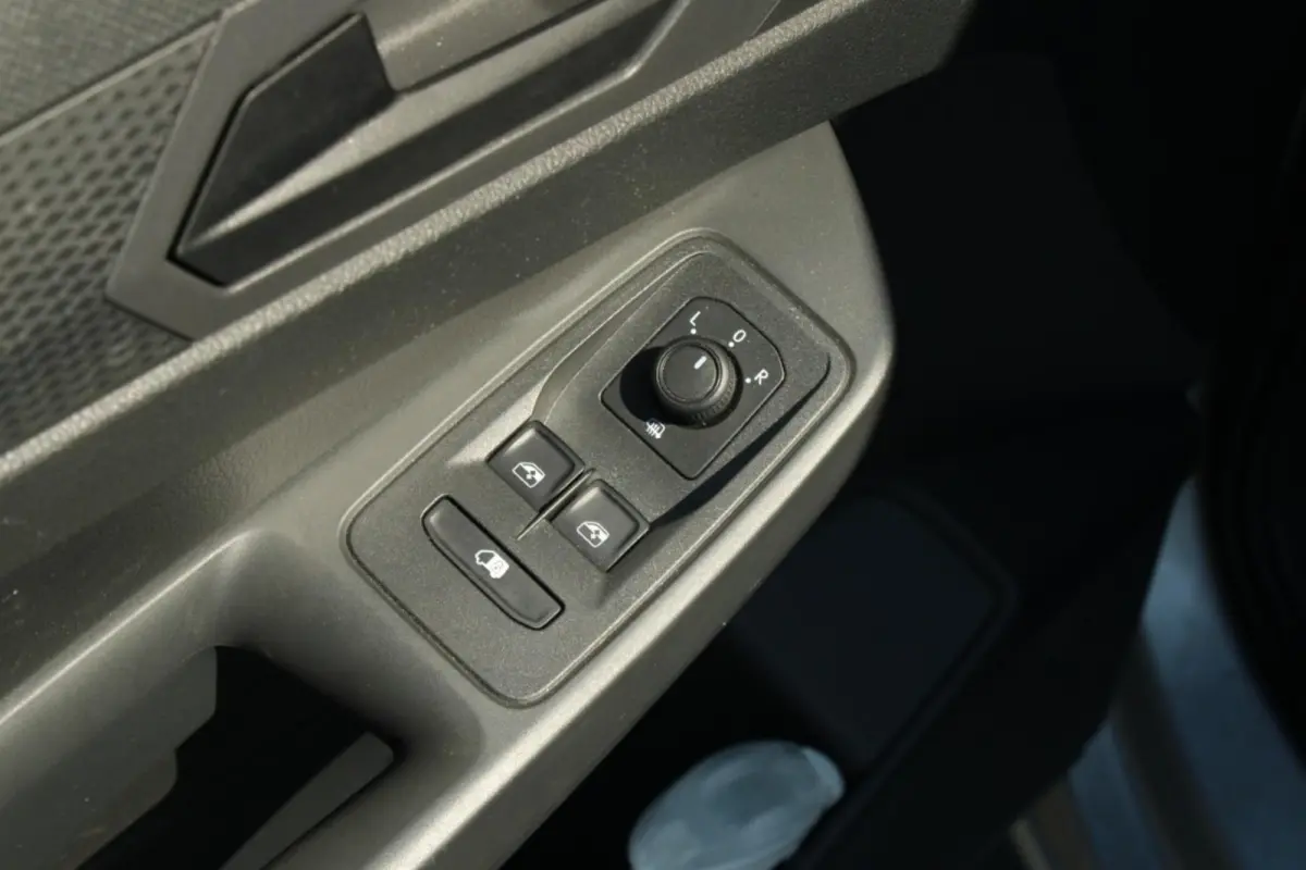 2.0 TDI 102pk Comfort | Cruise Control | Trekhaak | App Connect | LMV 16''