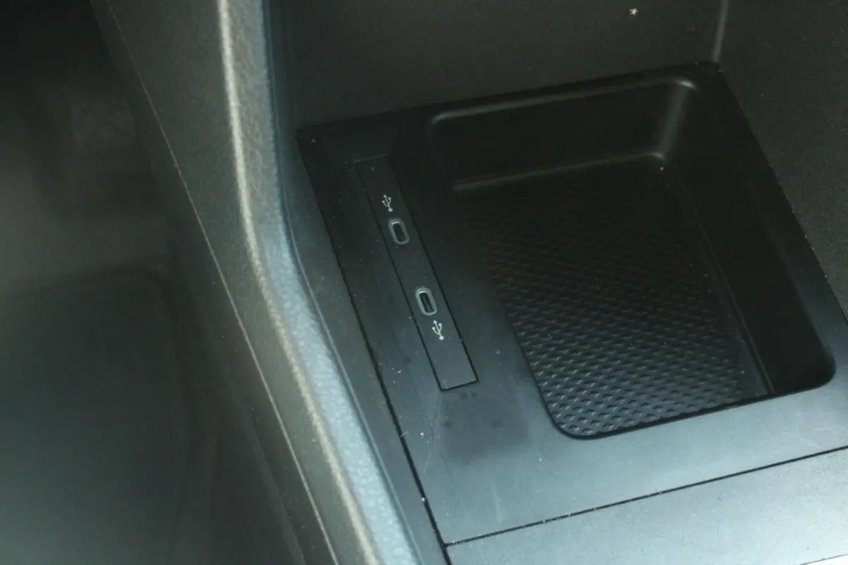 2.0 TDI 102pk Comfort | Cruise Control | Trekhaak | App Connect | LMV 16''