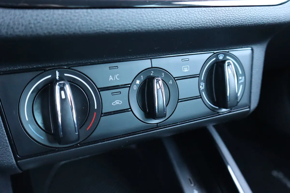 1.0 TSI Ambition 110PK Automaat | Airco | Cruise control | Elektrische ramen voor