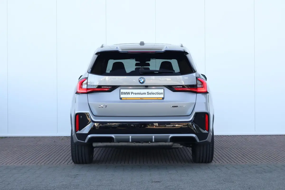 xDrive25e | SoH 100% | Sport Pakket Pro | Innovation Pack | Pano Dak | Trekhaak | Driving Assistant Plus | Parking Assistant Plus | Head-Up | M-Sportstoelen Voor | Stoel & Stuurwiel Verwarmi