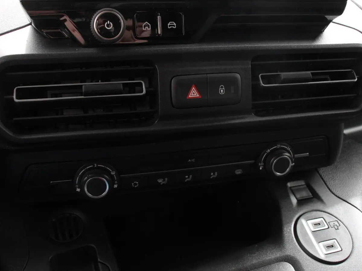 1.5 BlueHDi 130PK L2 Automaat Apple Carplay / Android Auto Navigatie Trekhaak Airco Camera Cruise Control Parkeersensoren V+A DAB