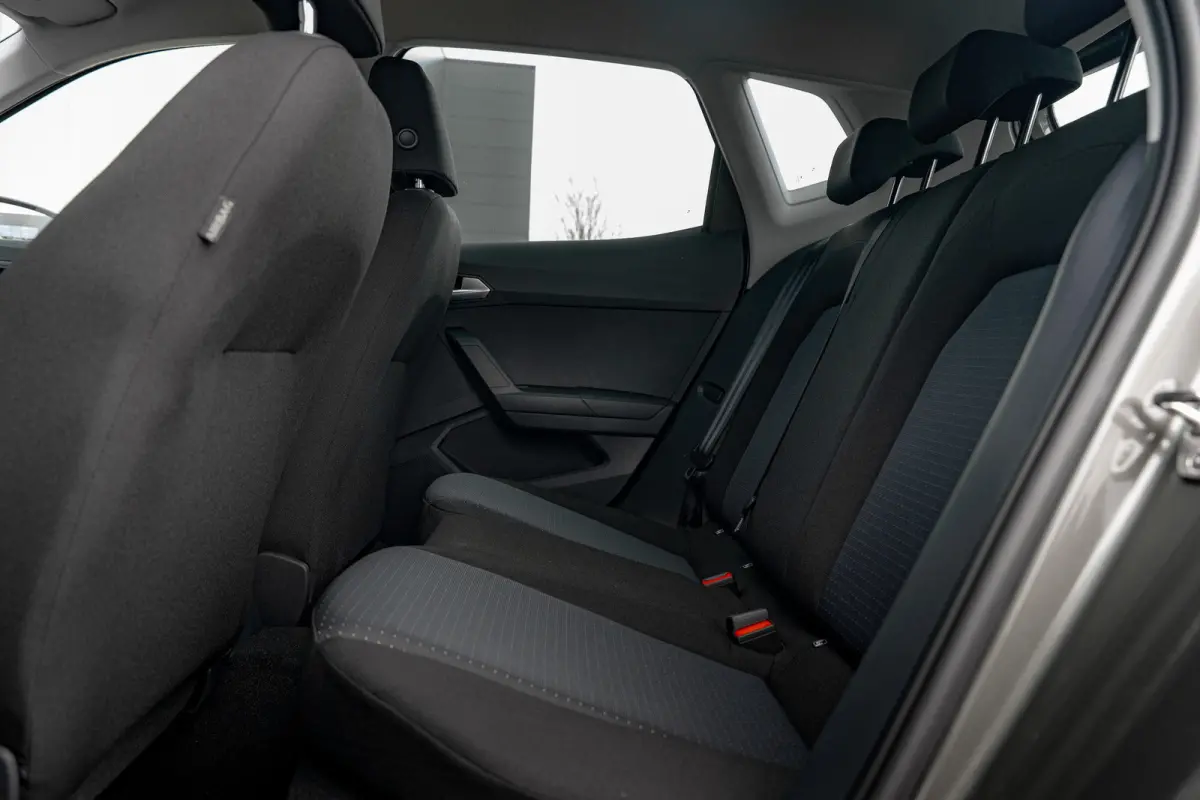 1.0 TSI 95pk Style Business Connect | Stoelverwarming | Parkeersensoren achter | 16" | Climate Control