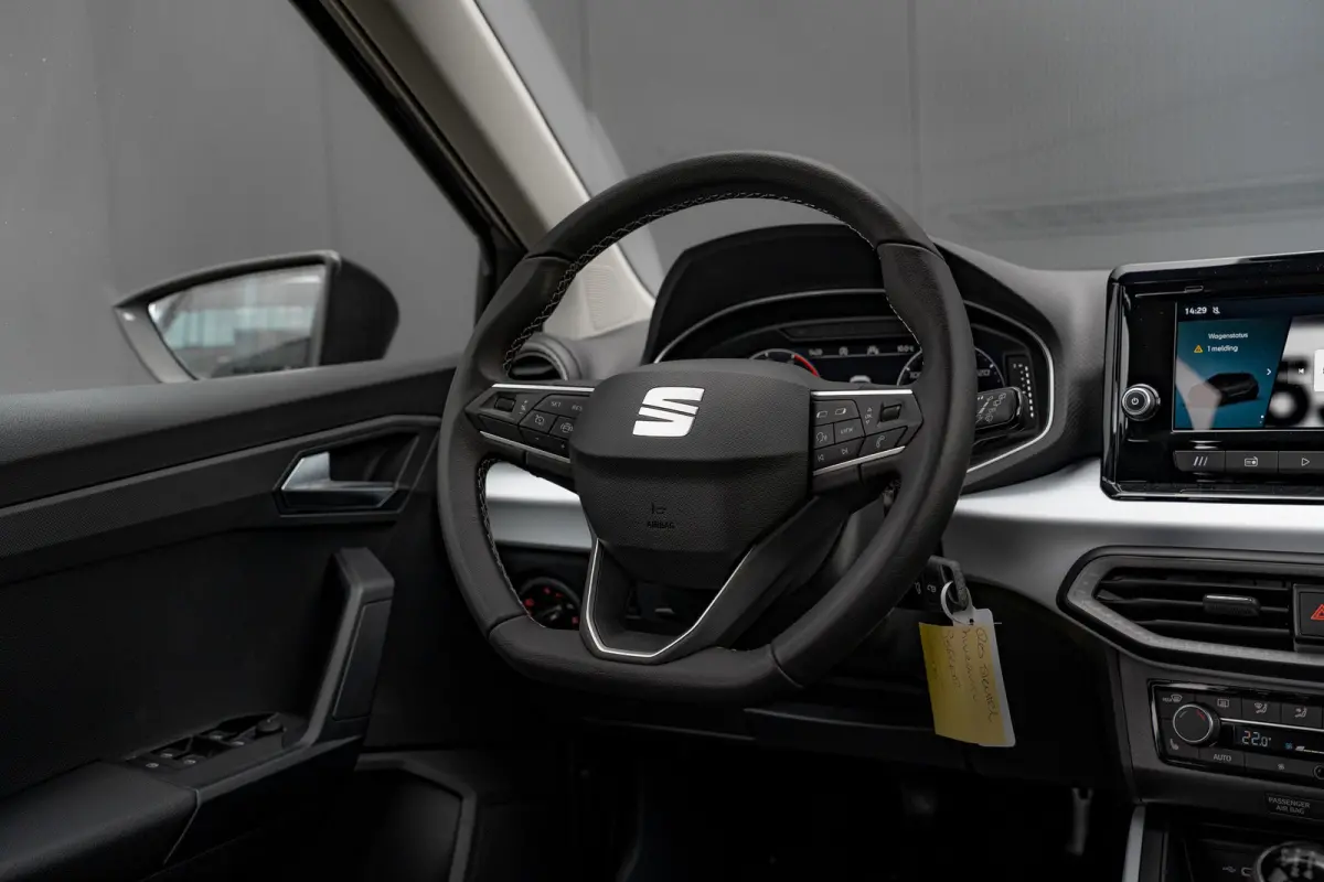 1.0 TSI 95pk Style Business Connect | Stoelverwarming | Parkeersensoren achter | 16" | Climate Control