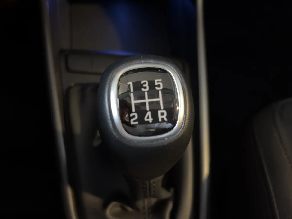 1.2 MPI 83pk Comfort | Airco | Camera | Carplay | Cruise control | Dodehoek detectie | Navigatie | Parkeersensoren | Digitaal cockpit | Lichtmetalen velgen