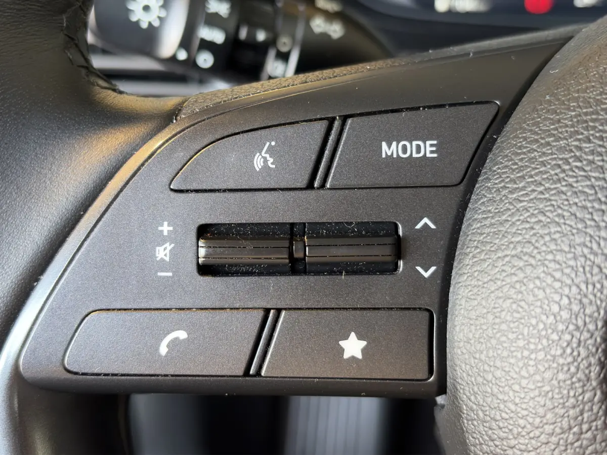 1.2 MPI 83pk Comfort | Airco | Camera | Carplay | Cruise control | Dodehoek detectie | Navigatie | Parkeersensoren | Digitaal cockpit | Lichtmetalen velgen