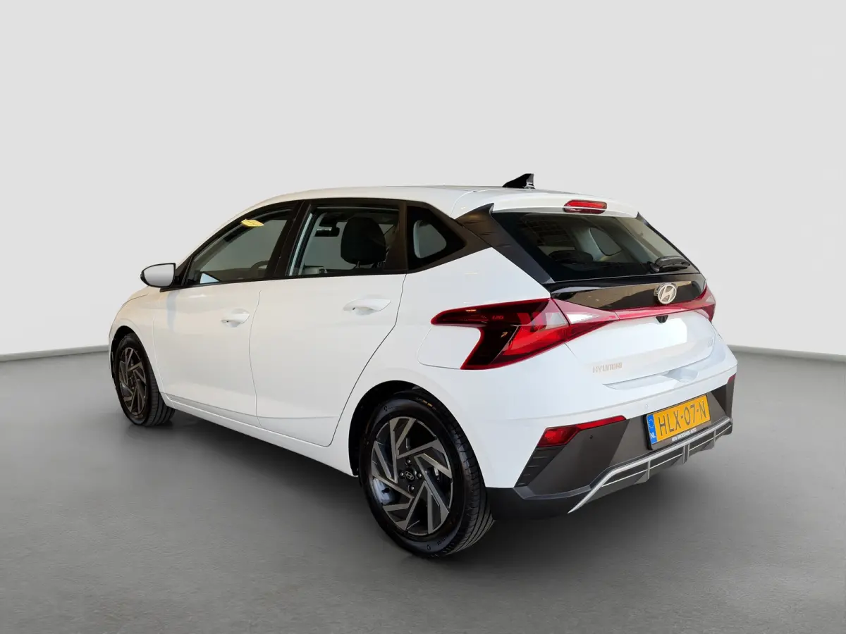 1.2 MPI 83pk Comfort | Airco | Camera | Carplay | Cruise control | Dodehoek detectie | Navigatie | Parkeersensoren | Digitaal cockpit | Lichtmetalen velgen