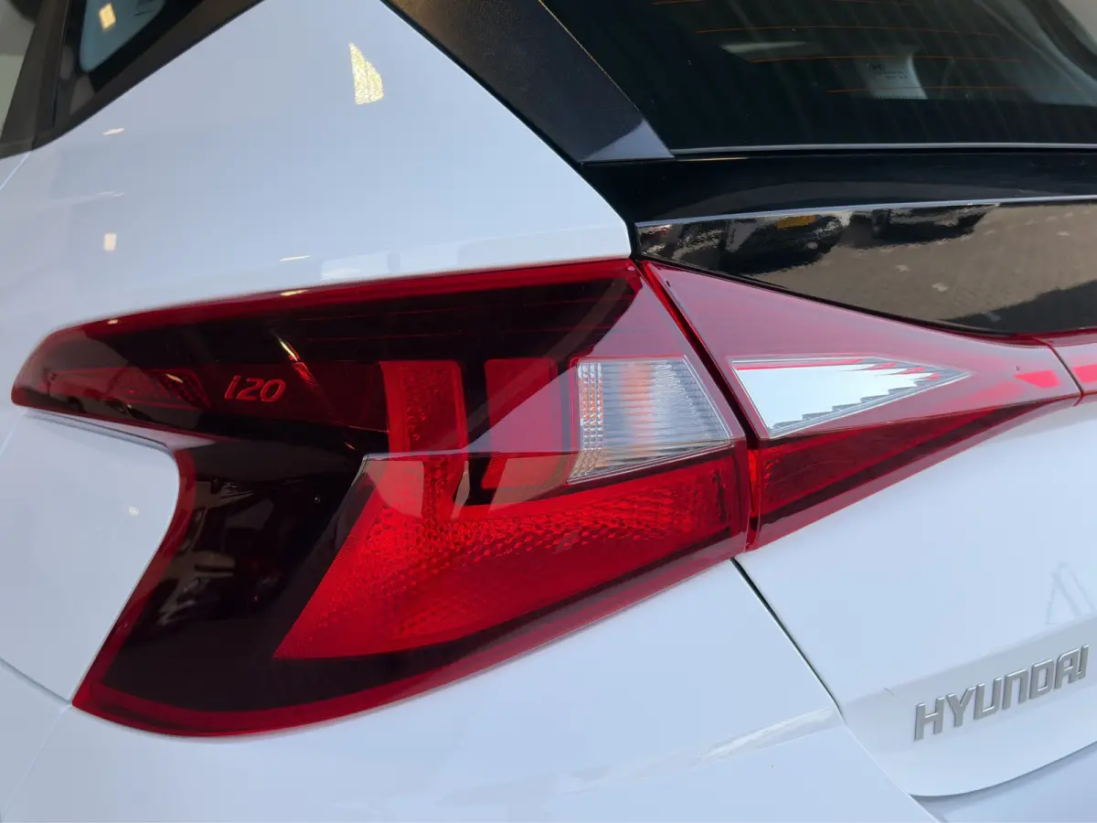 1.2 MPI 83pk Comfort | Airco | Camera | Carplay | Cruise control | Dodehoek detectie | Navigatie | Parkeersensoren | Digitaal cockpit | Lichtmetalen velgen