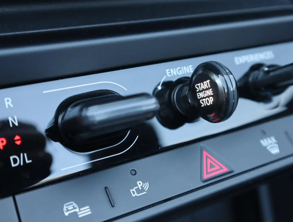 2.0 C Favoured | HUD | Camera | Carplay | Leer | Stoel en Stuurverwarming | 18 Inch
