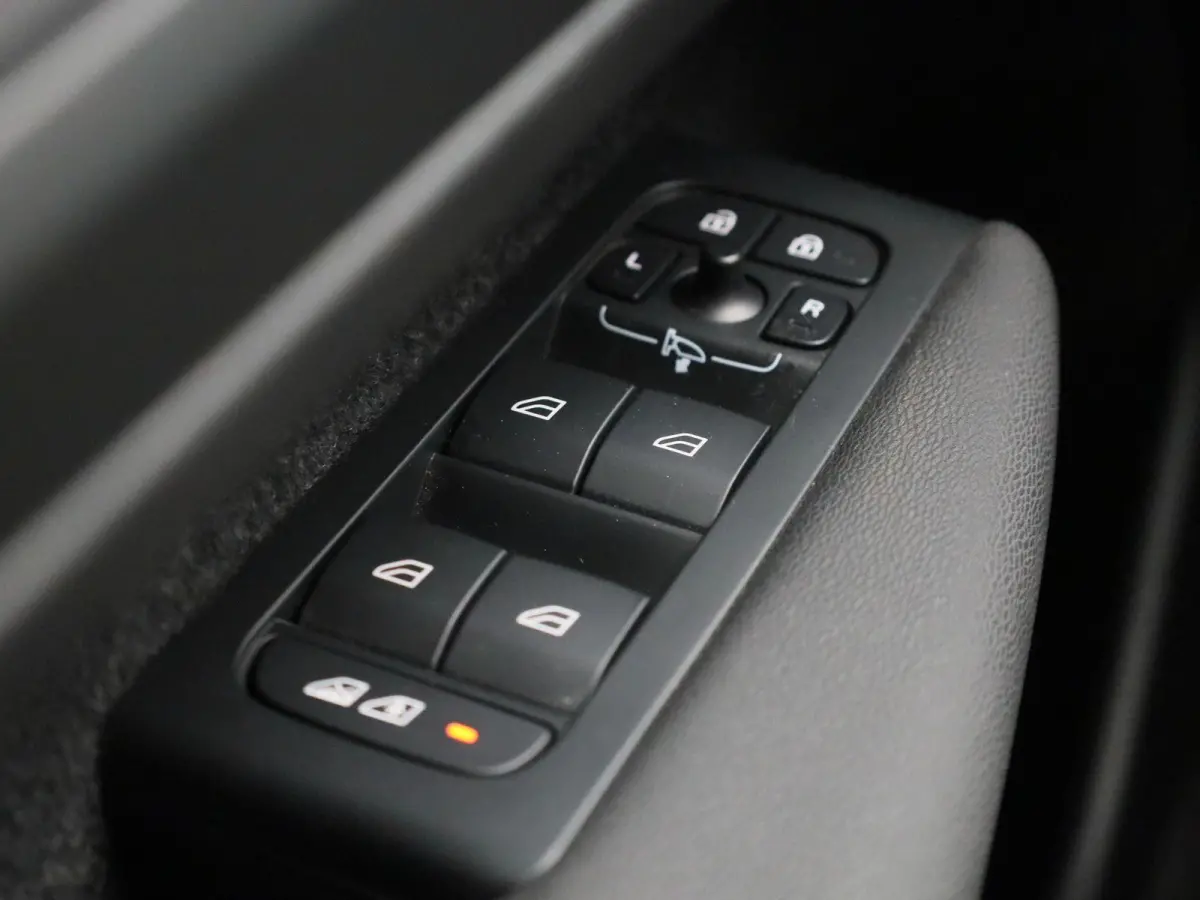 T4 PHEV Plus Dark Design Aut. | APPLE CARPLAY | ANDROID AUTO | HARMAN KARDON | DODEHOEKSENSOREN | LEDEREN BEKLEDING | ACHTERUITRIJCAMERA | DAB RADIO | CRUISE CONTROL | STOELVERWARMING | STUU