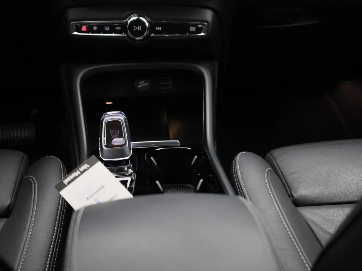 T4 PHEV Plus Dark Design Aut. | APPLE CARPLAY | ANDROID AUTO | HARMAN KARDON | DODEHOEKSENSOREN | LEDEREN BEKLEDING | ACHTERUITRIJCAMERA | DAB RADIO | CRUISE CONTROL | STOELVERWARMING | STUU