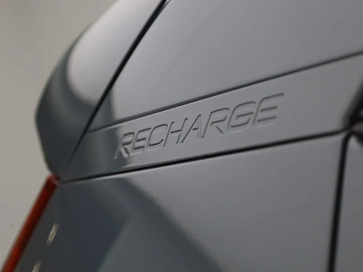T4 PHEV Plus Dark Design Aut. | APPLE CARPLAY | ANDROID AUTO | HARMAN KARDON | DODEHOEKSENSOREN | LEDEREN BEKLEDING | ACHTERUITRIJCAMERA | DAB RADIO | CRUISE CONTROL | STOELVERWARMING | STUU
