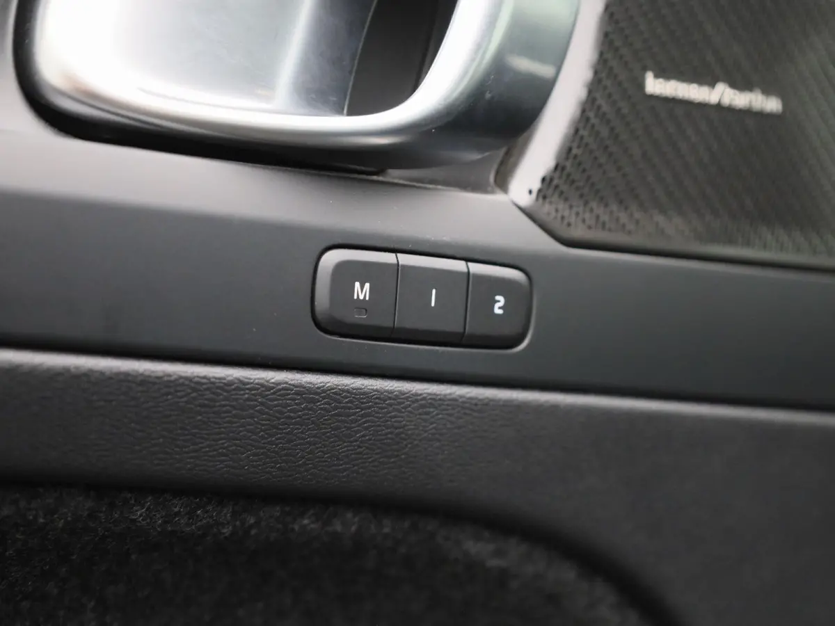 T4 PHEV Plus Dark Design Aut. | APPLE CARPLAY | ANDROID AUTO | HARMAN KARDON | DODEHOEKSENSOREN | LEDEREN BEKLEDING | ACHTERUITRIJCAMERA | DAB RADIO | CRUISE CONTROL | STOELVERWARMING | STUU