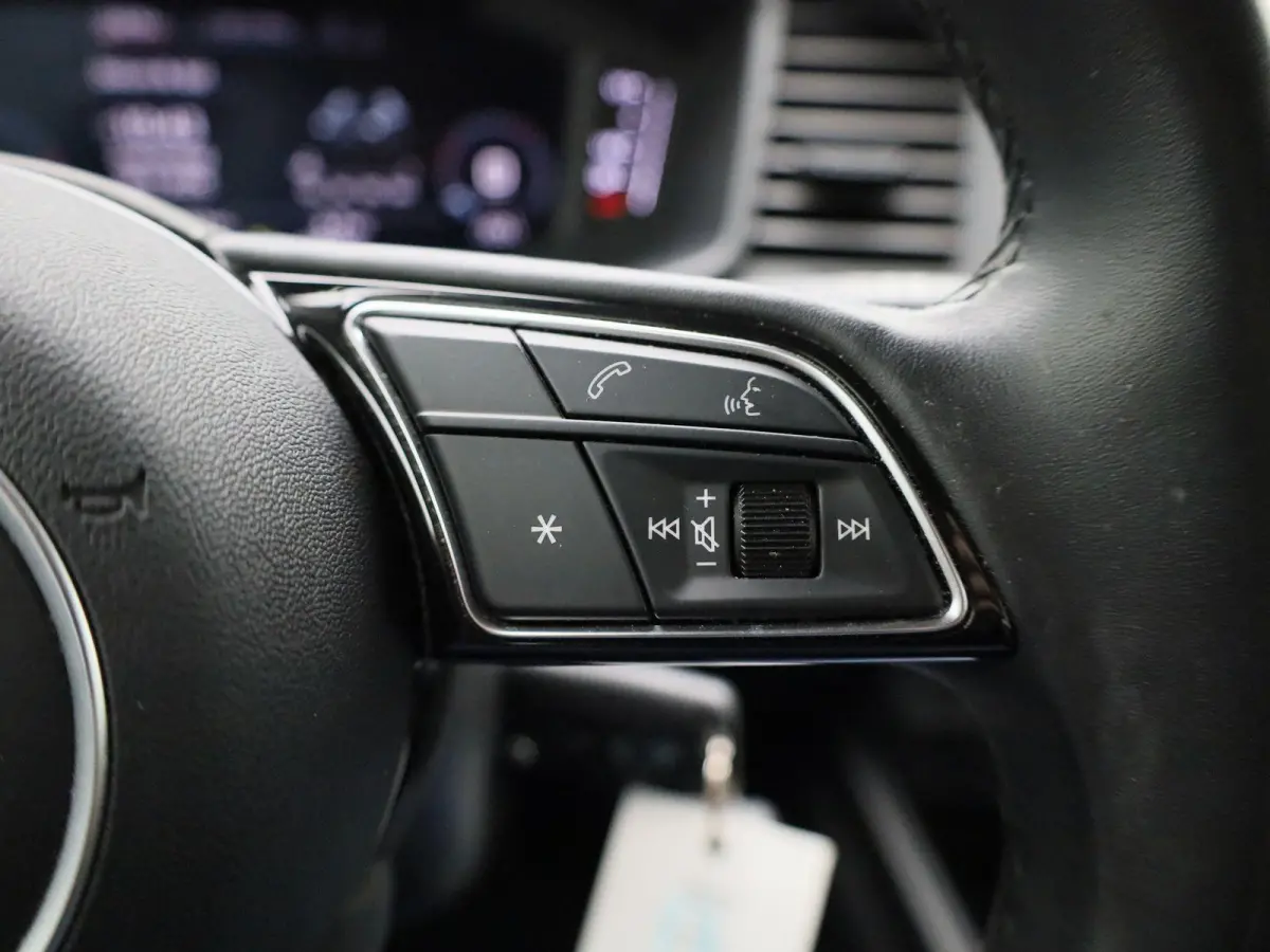 1.0 25 TFSI | APPLE CARPLAY | ANDROID AUTO | PARKEERSENSOREN | CRUISE CONTROL | CLIMATE CONTROL | DAB RADIO | LICHTMETALEN VELGEN | DIGITAL COCKPIT |