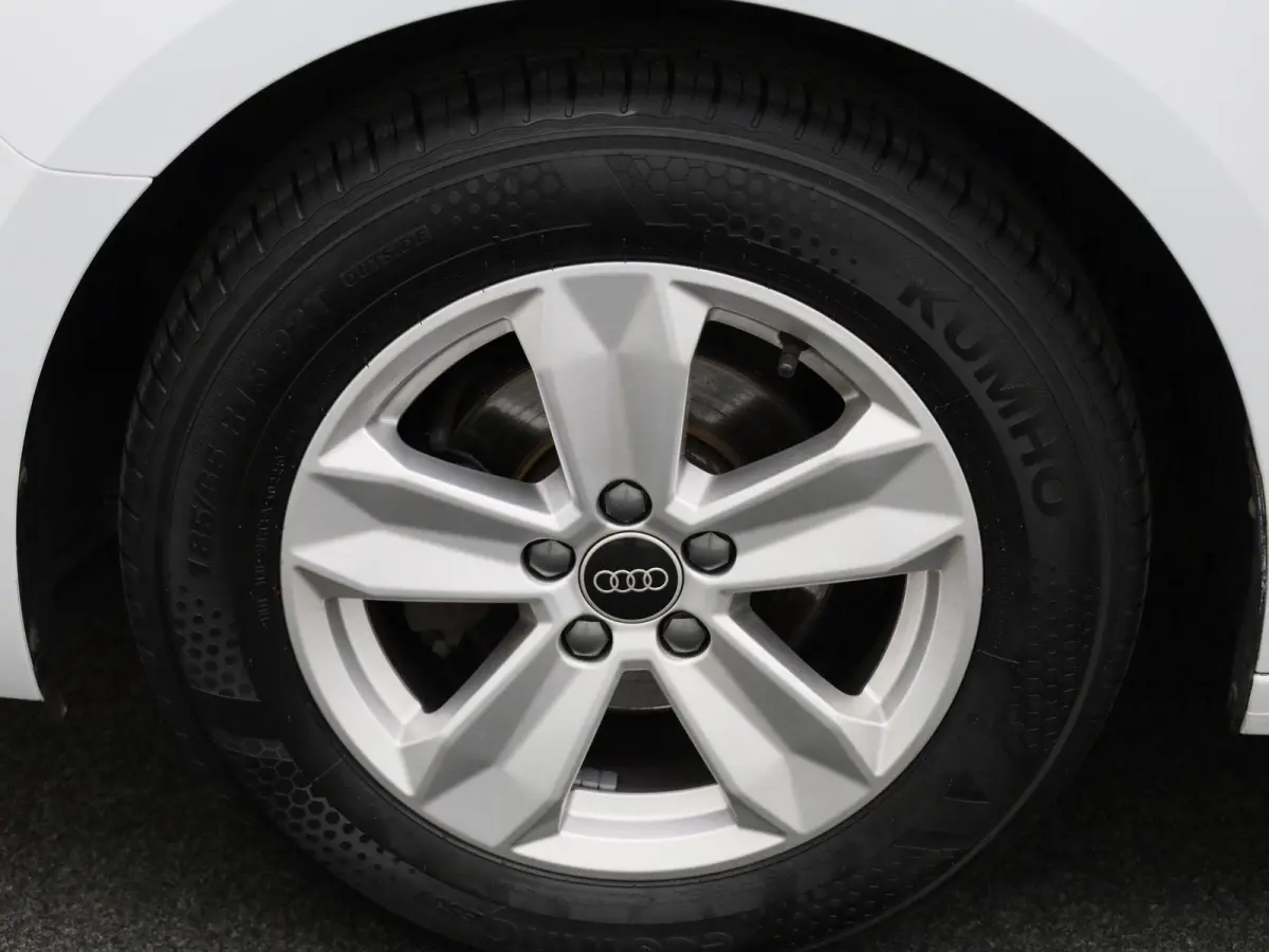 1.0 25 TFSI | APPLE CARPLAY | ANDROID AUTO | PARKEERSENSOREN | CRUISE CONTROL | CLIMATE CONTROL | DAB RADIO | LICHTMETALEN VELGEN | DIGITAL COCKPIT |