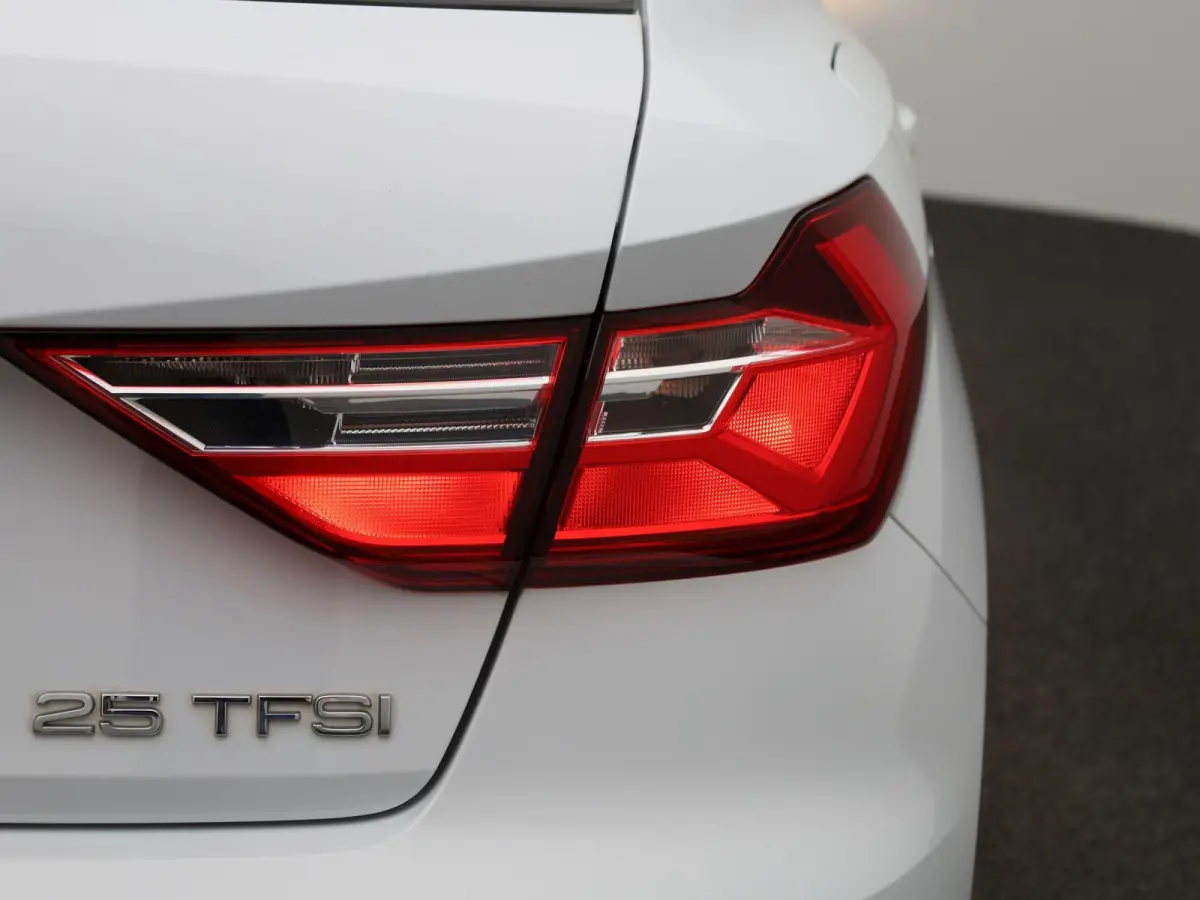 1.0 25 TFSI | APPLE CARPLAY | ANDROID AUTO | PARKEERSENSOREN | CRUISE CONTROL | CLIMATE CONTROL | DAB RADIO | LICHTMETALEN VELGEN | DIGITAL COCKPIT |