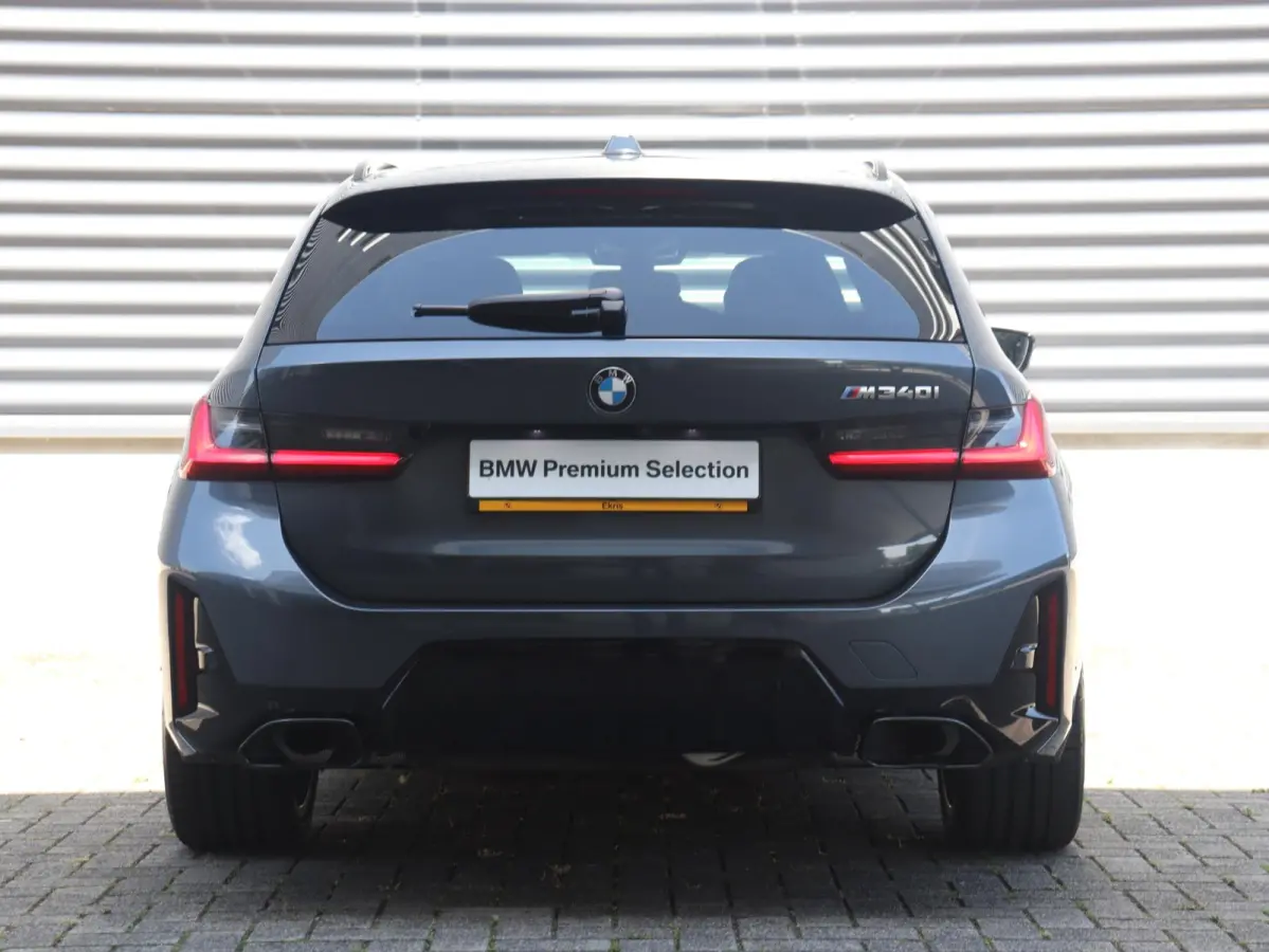 Touring M340i xDrive | M Sportpakket Pro | Panodak | Head-Up | Trekhaak | Driving Assistant Prof. | Adaptief M Onderstel | Harman Kardon | Elektr. Stoelen | 19'' LMV