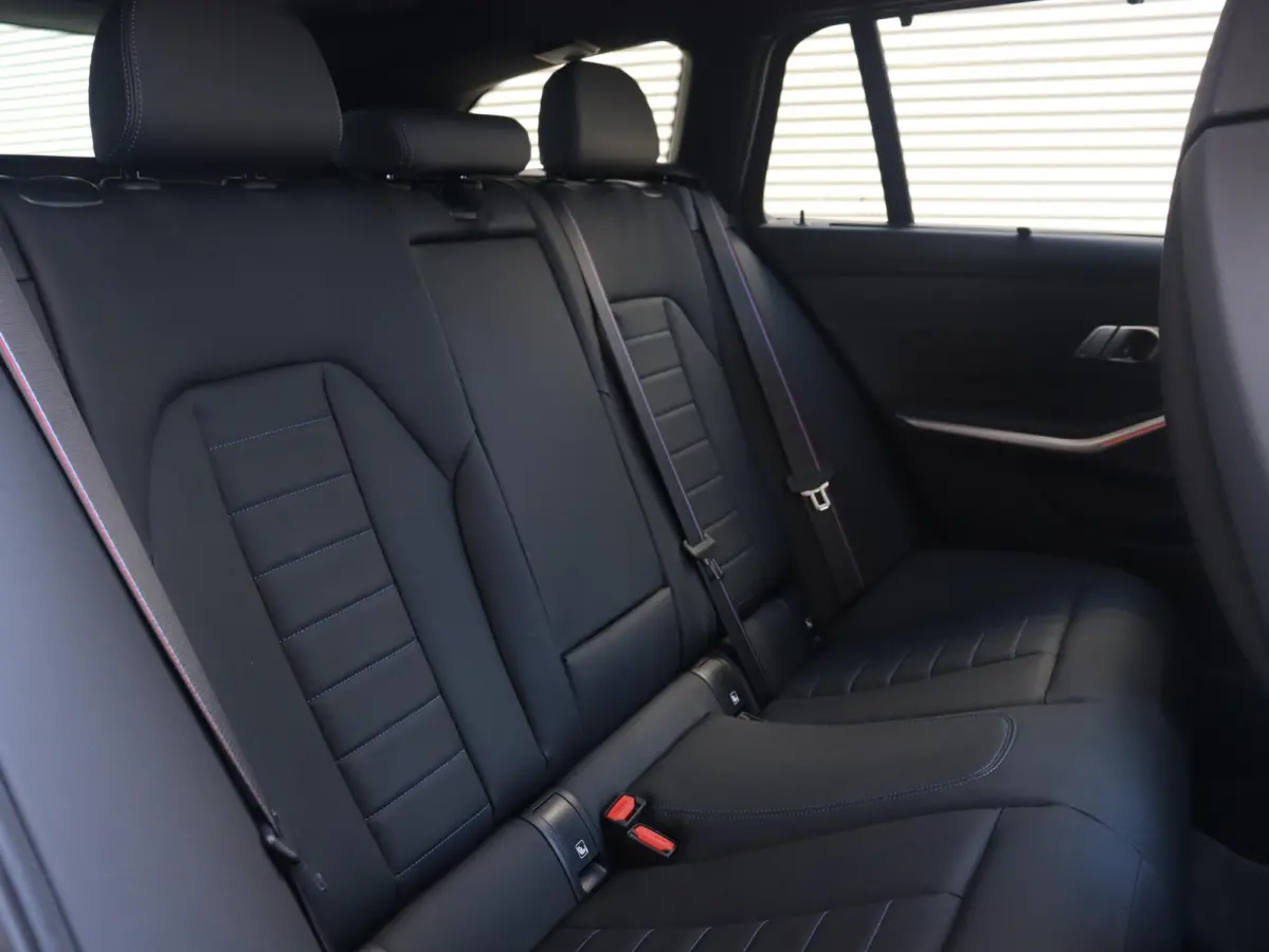 Touring M340i xDrive | M Sportpakket Pro | Panodak | Head-Up | Trekhaak | Driving Assistant Prof. | Adaptief M Onderstel | Harman Kardon | Elektr. Stoelen | 19'' LMV