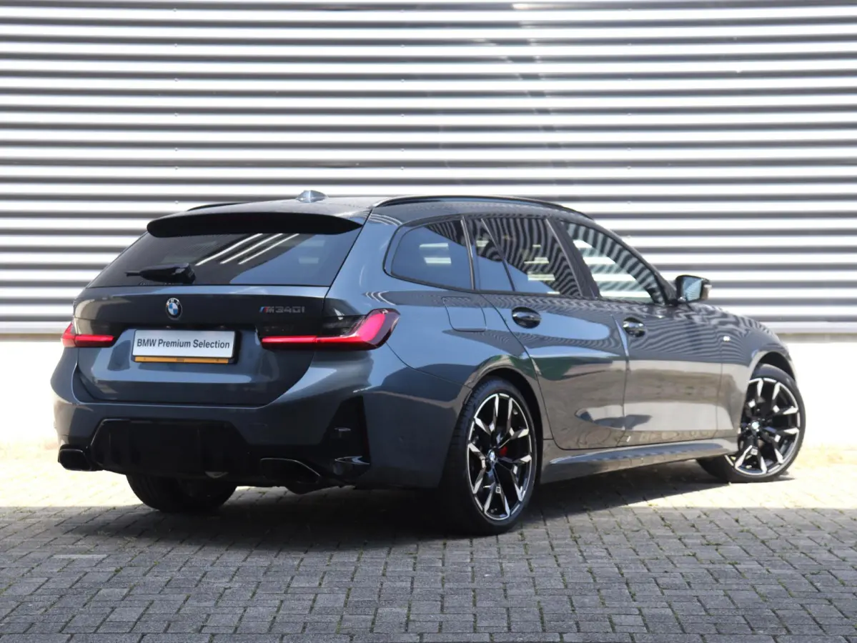 Touring M340i xDrive | M Sportpakket Pro | Panodak | Head-Up | Trekhaak | Driving Assistant Prof. | Adaptief M Onderstel | Harman Kardon | Elektr. Stoelen | 19'' LMV