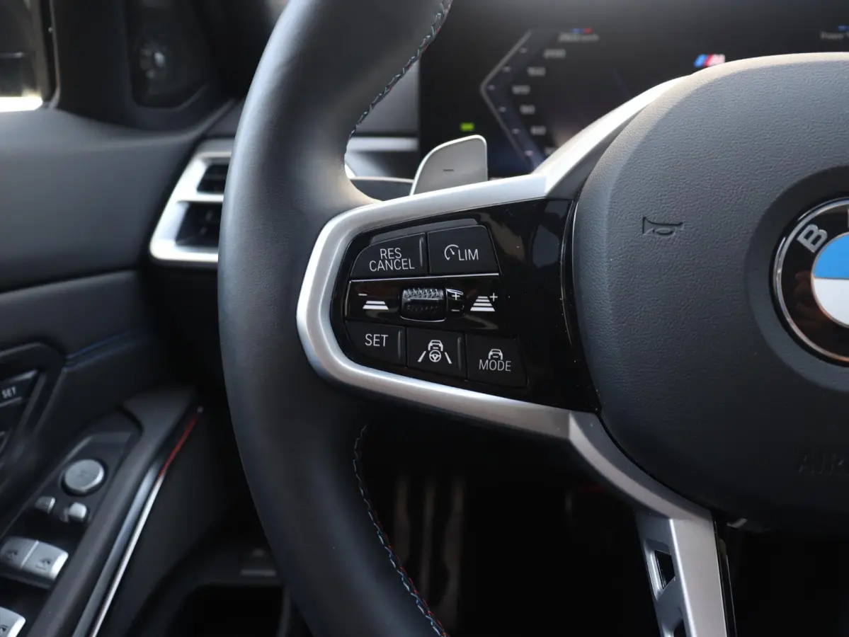 Touring M340i xDrive | M Sportpakket Pro | Panodak | Head-Up | Trekhaak | Driving Assistant Prof. | Adaptief M Onderstel | Harman Kardon | Elektr. Stoelen | 19'' LMV