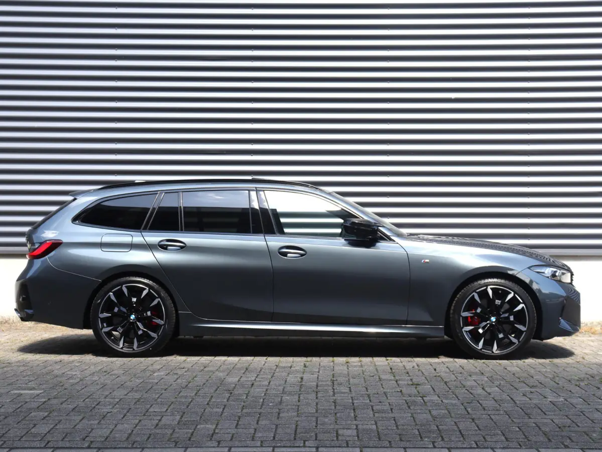 Touring M340i xDrive | M Sportpakket Pro | Panodak | Head-Up | Trekhaak | Driving Assistant Prof. | Adaptief M Onderstel | Harman Kardon | Elektr. Stoelen | 19'' LMV