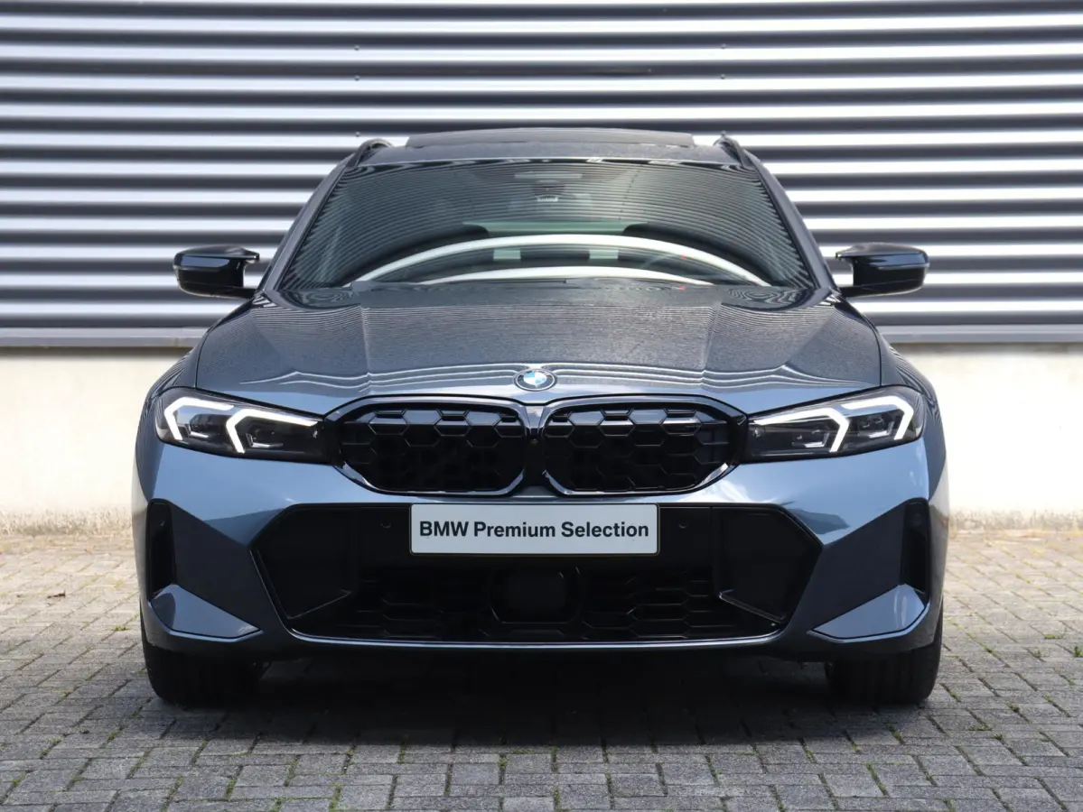 Touring M340i xDrive | M Sportpakket Pro | Panodak | Head-Up | Trekhaak | Driving Assistant Prof. | Adaptief M Onderstel | Harman Kardon | Elektr. Stoelen | 19'' LMV