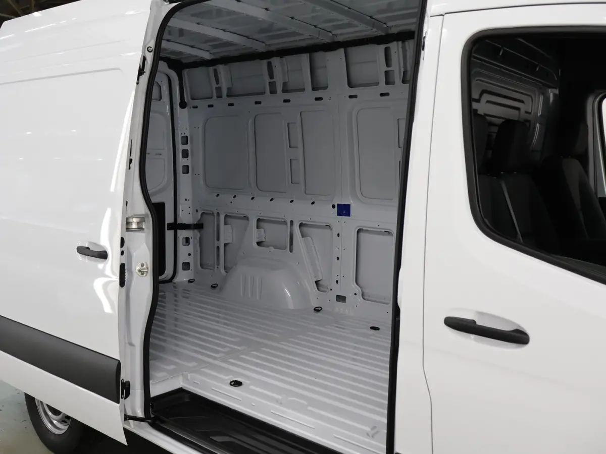 317 L2H2 RWD PRO | 3500kg TREKKEN | FACELIFT | 3-ZITS | CAMERA | AUTOMAAT