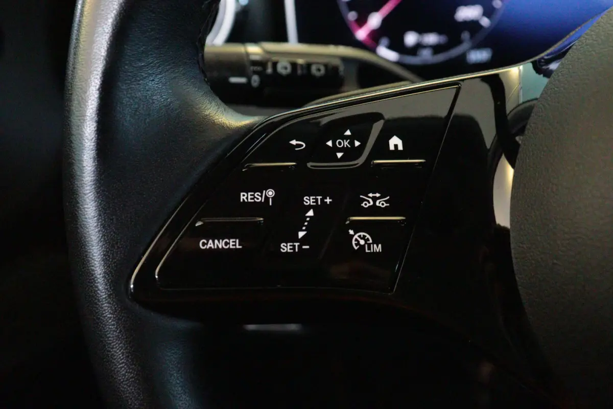 180 Business Line Automaat | NAVI | CAMERA + PDC | LEER | ADAP CRUISE | LANE-ASSIST |