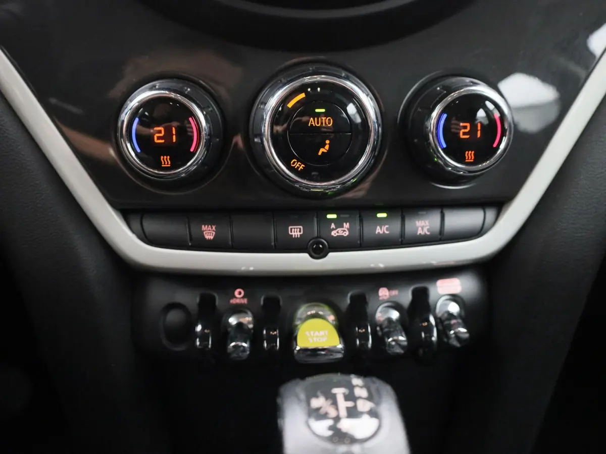 1.5 Cooper ALL4 Business Edition | AUTOMAAT | CLIMATE CONTROL | CRUISE CONTROL | NAVIGATIE | MULTIFUNCTIONEEL STUURWIEL |