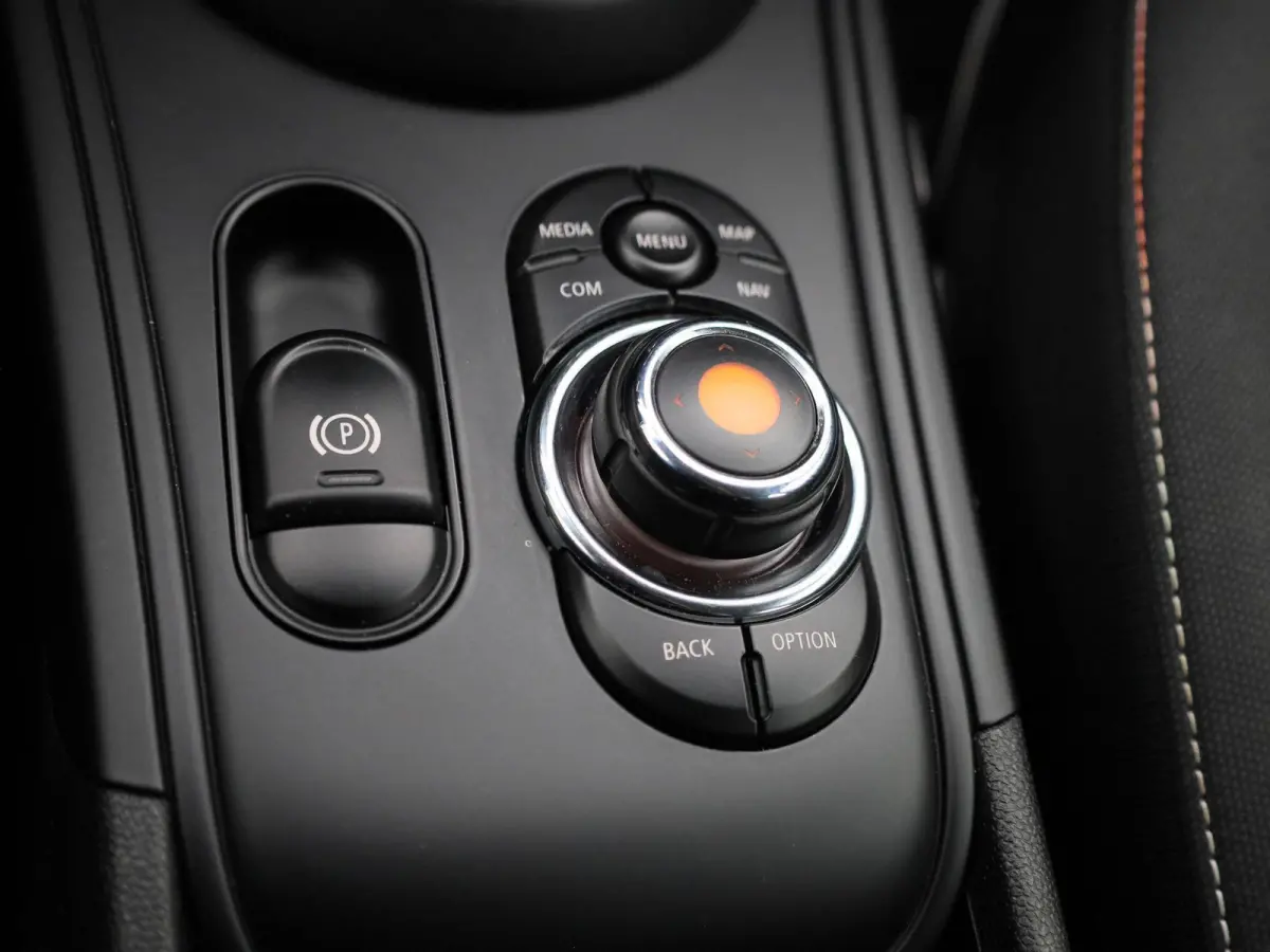 1.5 Cooper ALL4 Business Edition | AUTOMAAT | CLIMATE CONTROL | CRUISE CONTROL | NAVIGATIE | MULTIFUNCTIONEEL STUURWIEL |