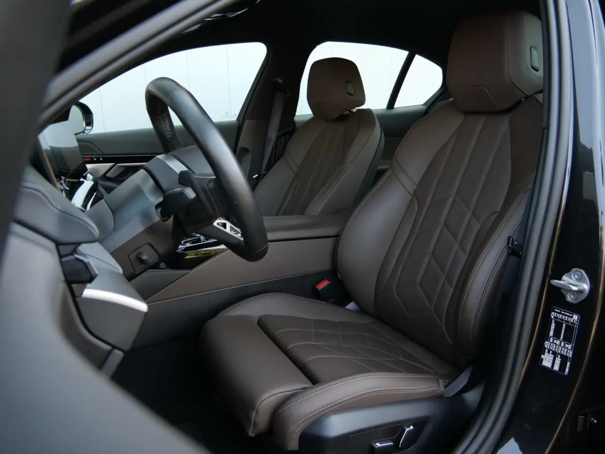 520i 208 Pk Automaat M-pakket / Leer / Navi / DAB / Apple Carplay / Stoelkoeling