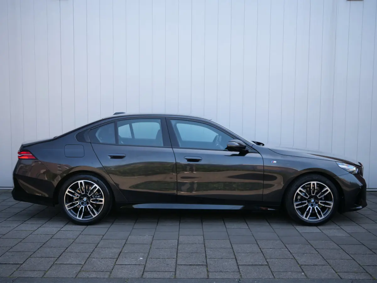 520i 208 Pk Automaat M-pakket / Leer / Navi / DAB / Apple Carplay / Stoelkoeling
