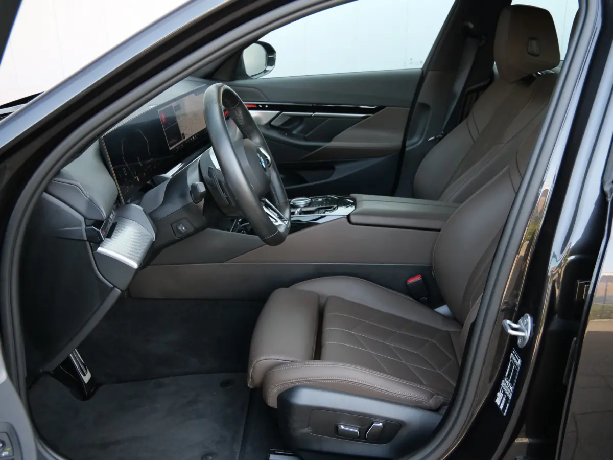 520i 208 Pk Automaat M-pakket / Leer / Navi / DAB / Apple Carplay / Stoelkoeling