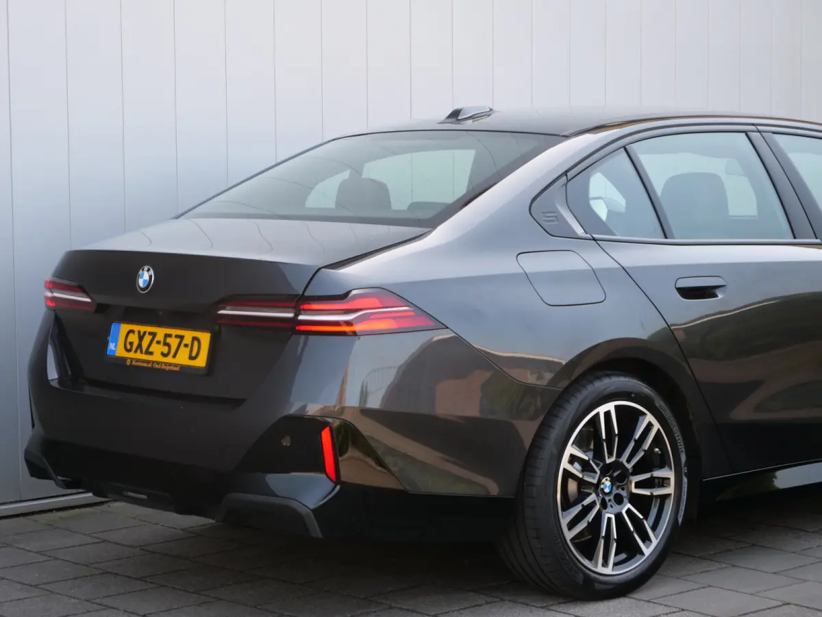 520i 208 Pk Automaat M-pakket / Leer / Navi / DAB / Apple Carplay / Stoelkoeling