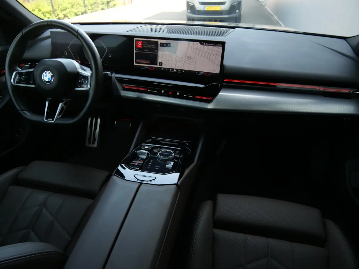 520i 208 Pk Automaat M-pakket / Leer / Navi / DAB / Apple Carplay / Stoelkoeling
