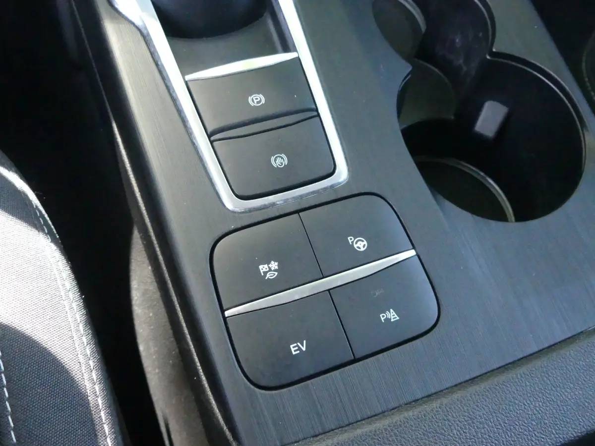 2.5 PHEV Titanium | CAMERA | ADAPTIVE CRUISE | DODEHOEKDETECTIE | STOEL+STUUR+VOORRUITVERWARMING | PARKEERSENSOREN V+A | ELEKTRISCHE ACHTERKLEP | LMV 18" | NAVI | APPLE CARPLAY / ANDRIOD AUT
